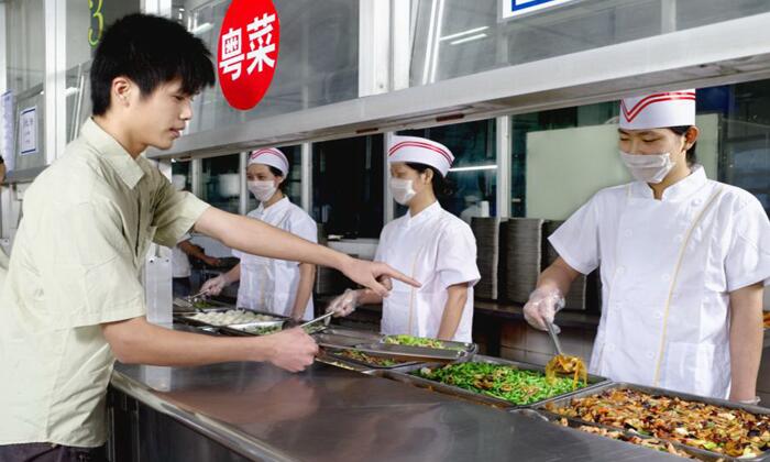 佛山饭堂承包员工窗口打饭