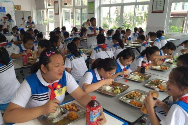 学校食堂中学生就餐场景