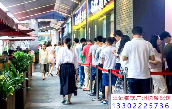 珠江新城白领吃饭排队